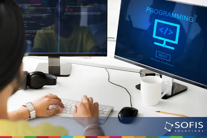 Persona trabajando frente a una computadora